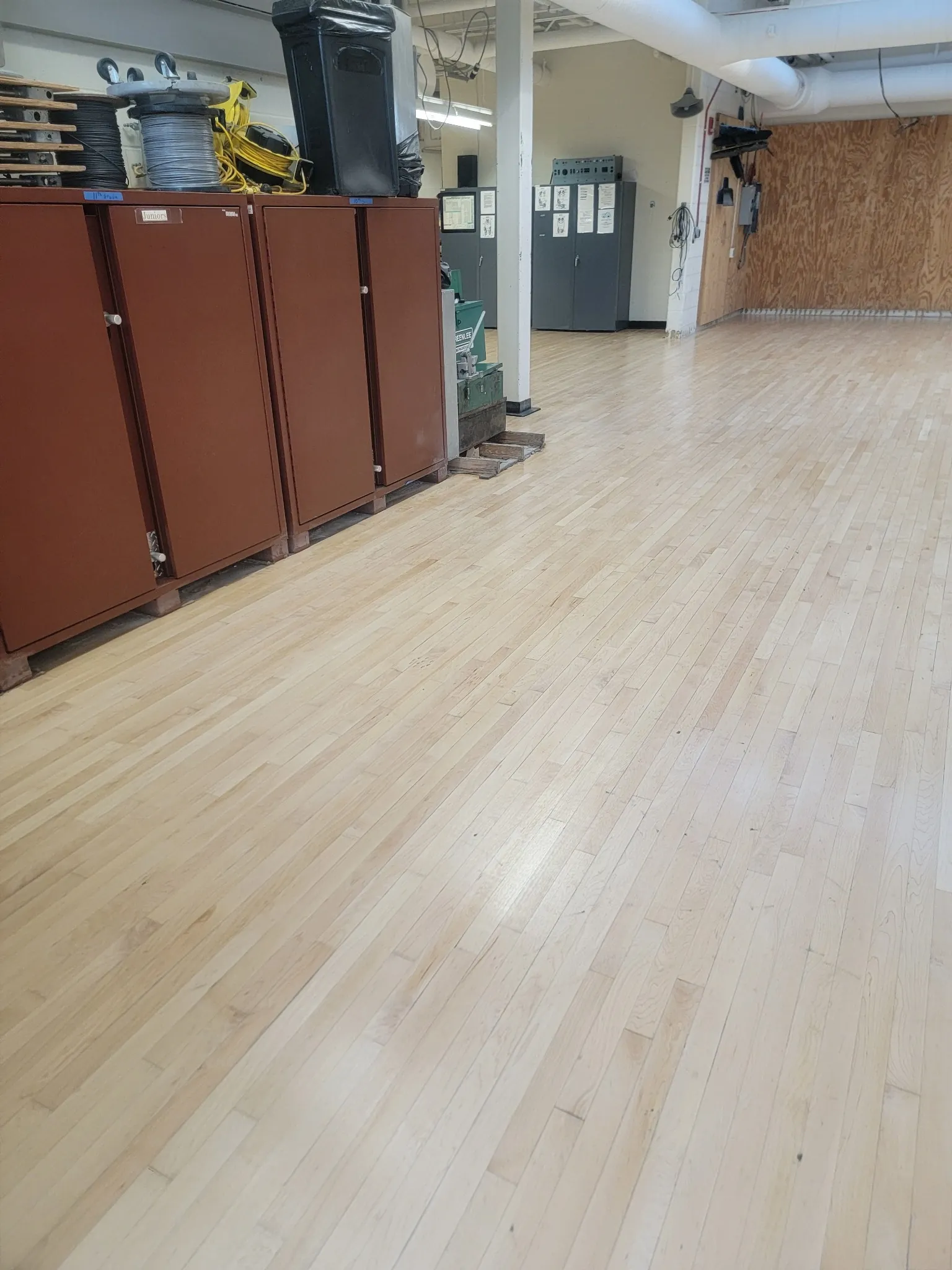 gym-hardwood-floor-refinishing-light-finish