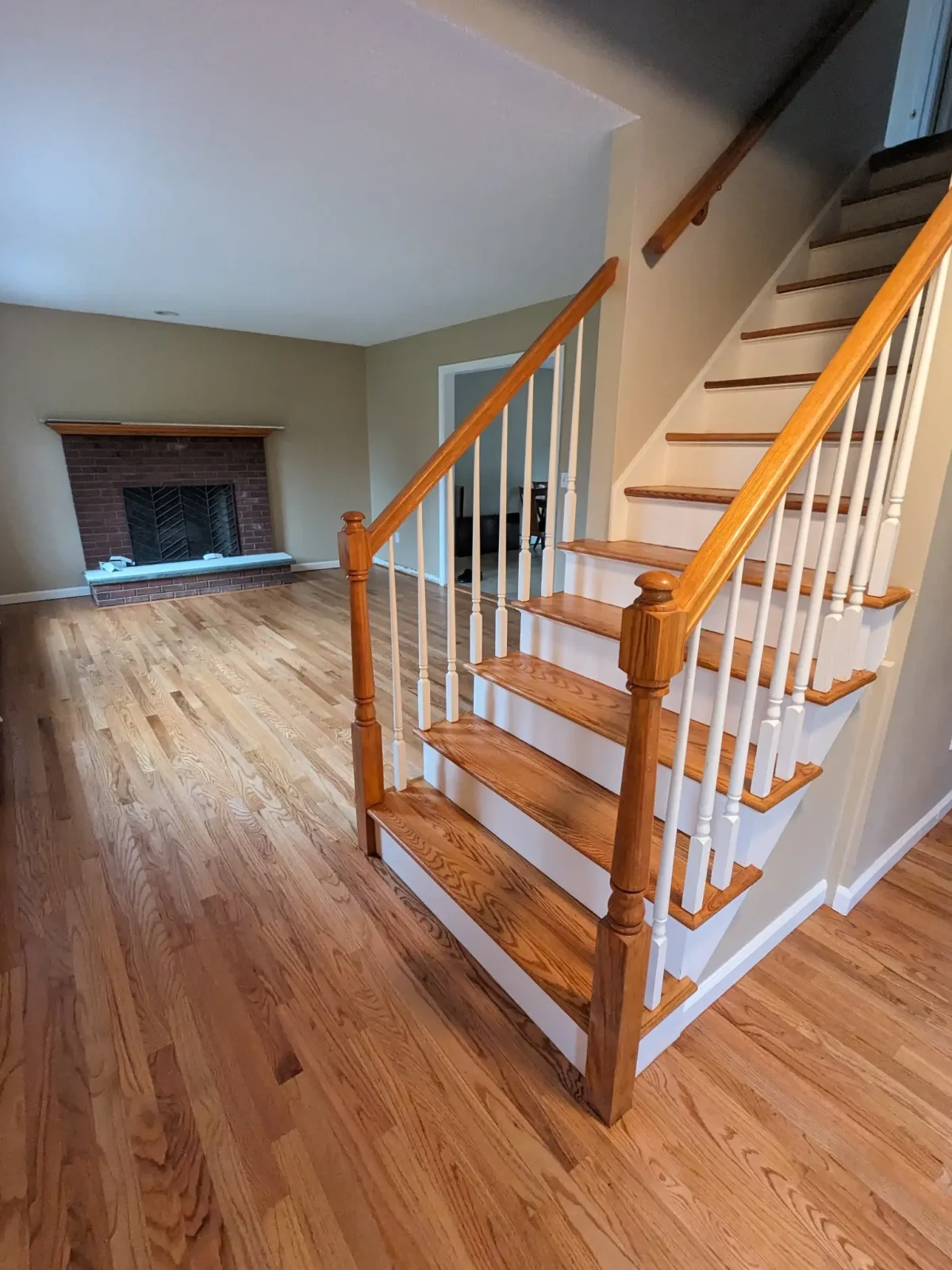 hardwood-floor-refinishing-project-13.webp