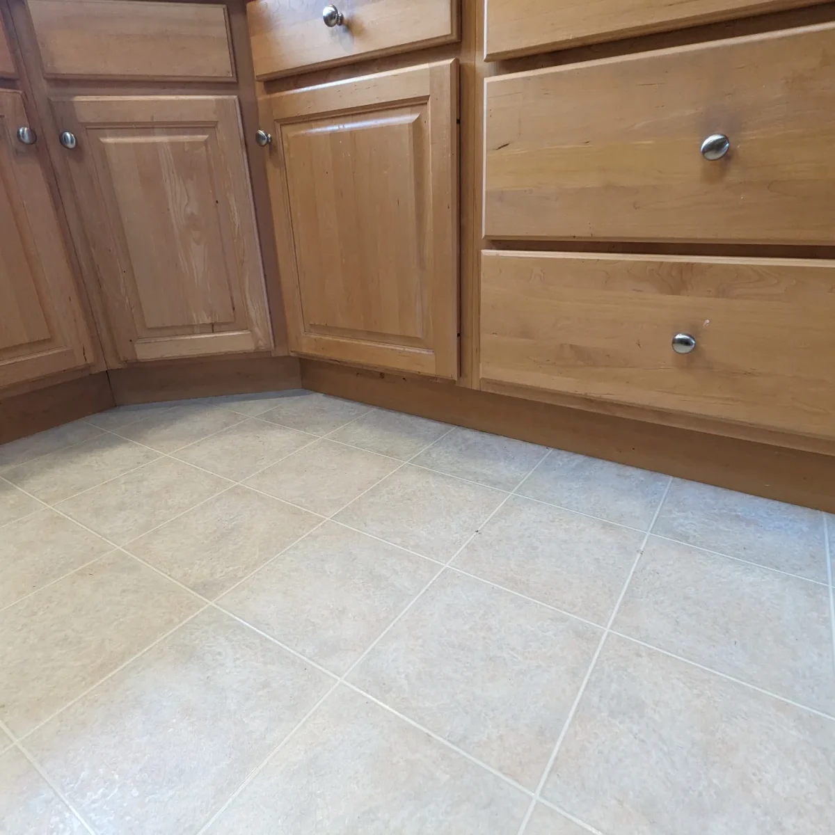 kitchen-vinyl-tile-floor-before.webp