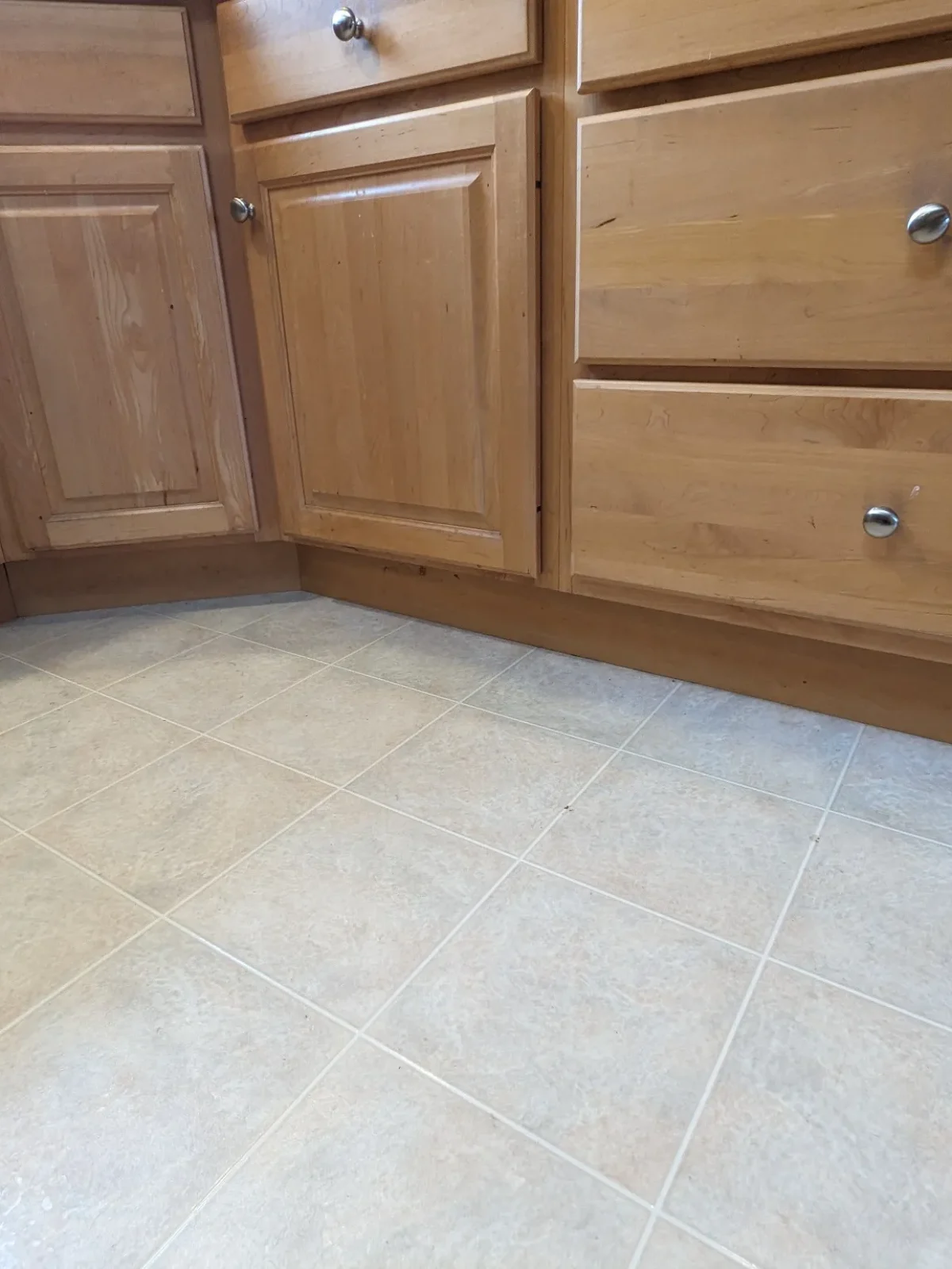 kitchen-vinyl-tile-floor-before.webp