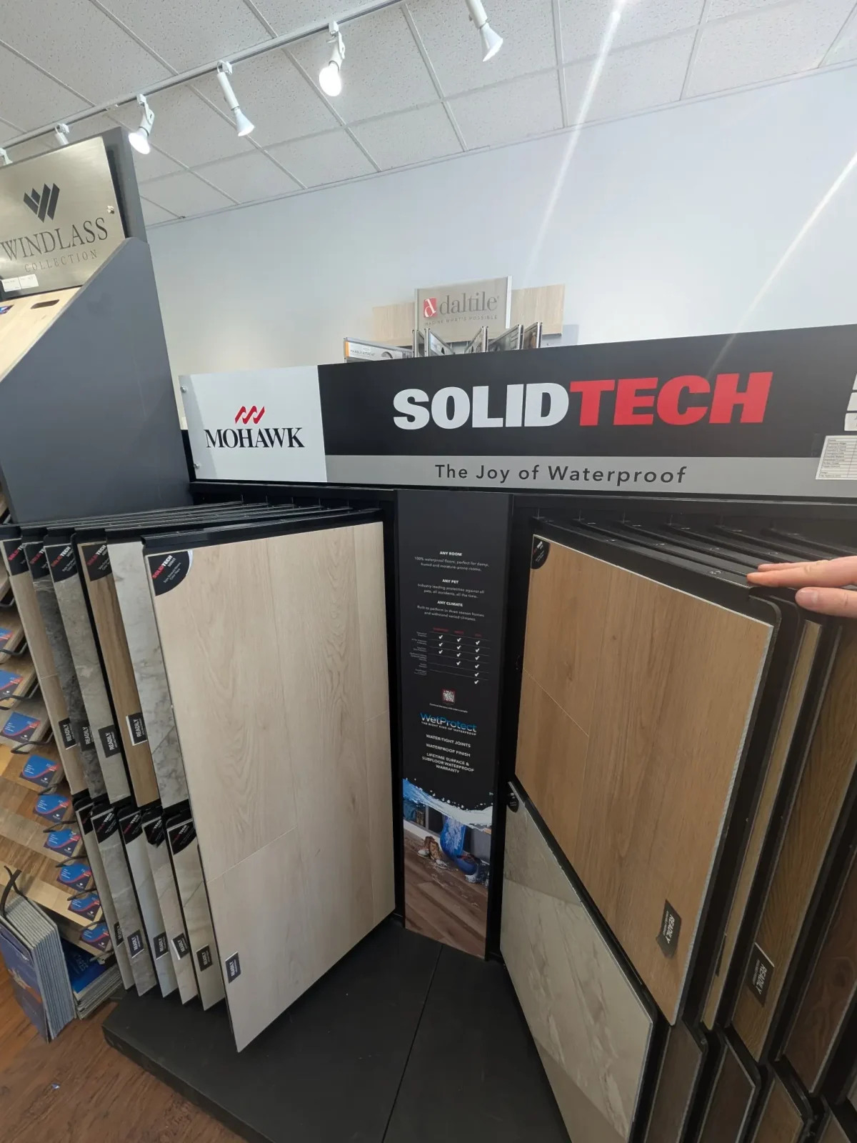 mohawk-solidtech-flooring-display